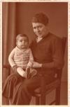 Roland mit Oma Bertha Harms 1940